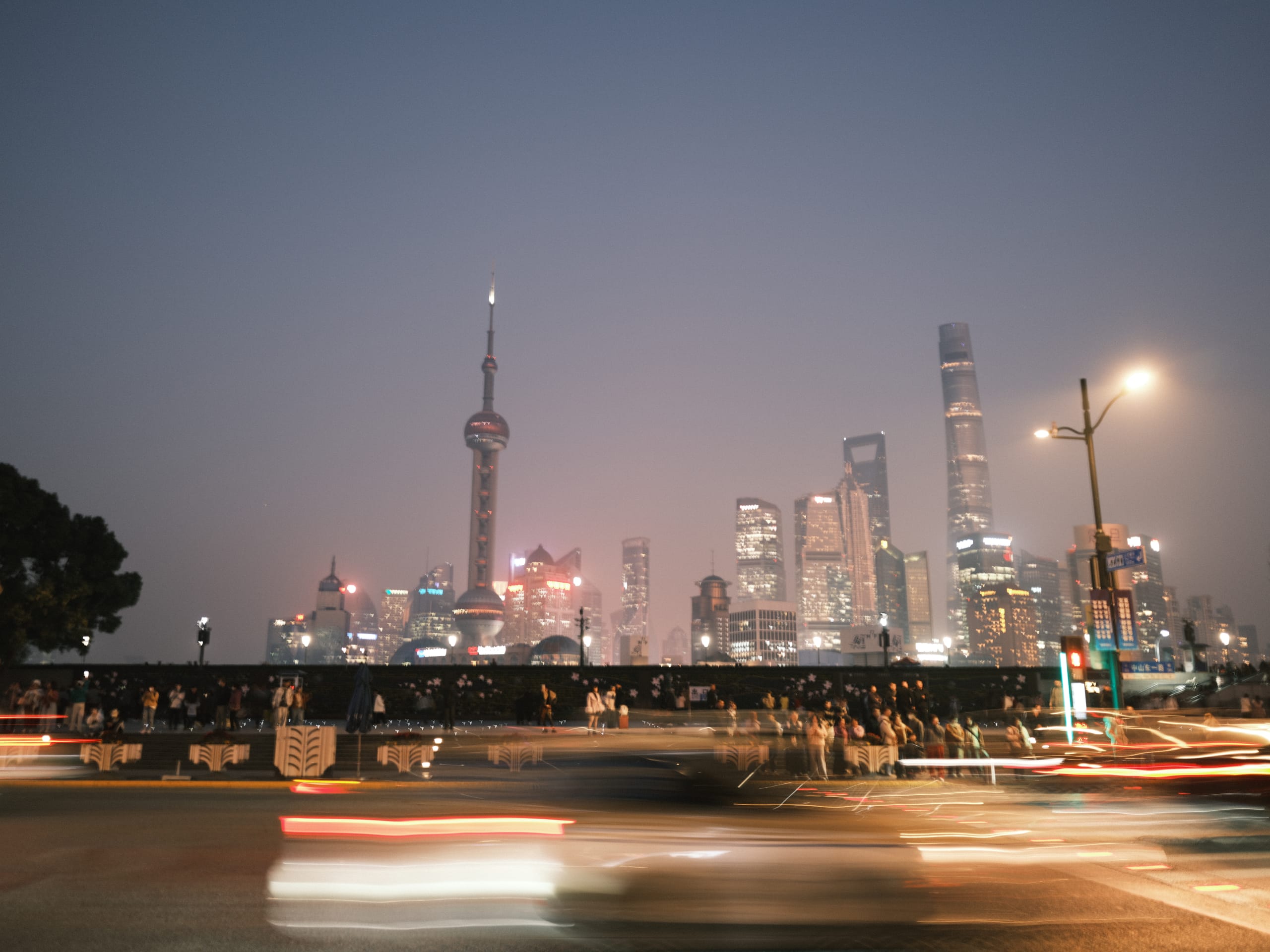 夜色中的城市天际线与道路上流动的车灯。