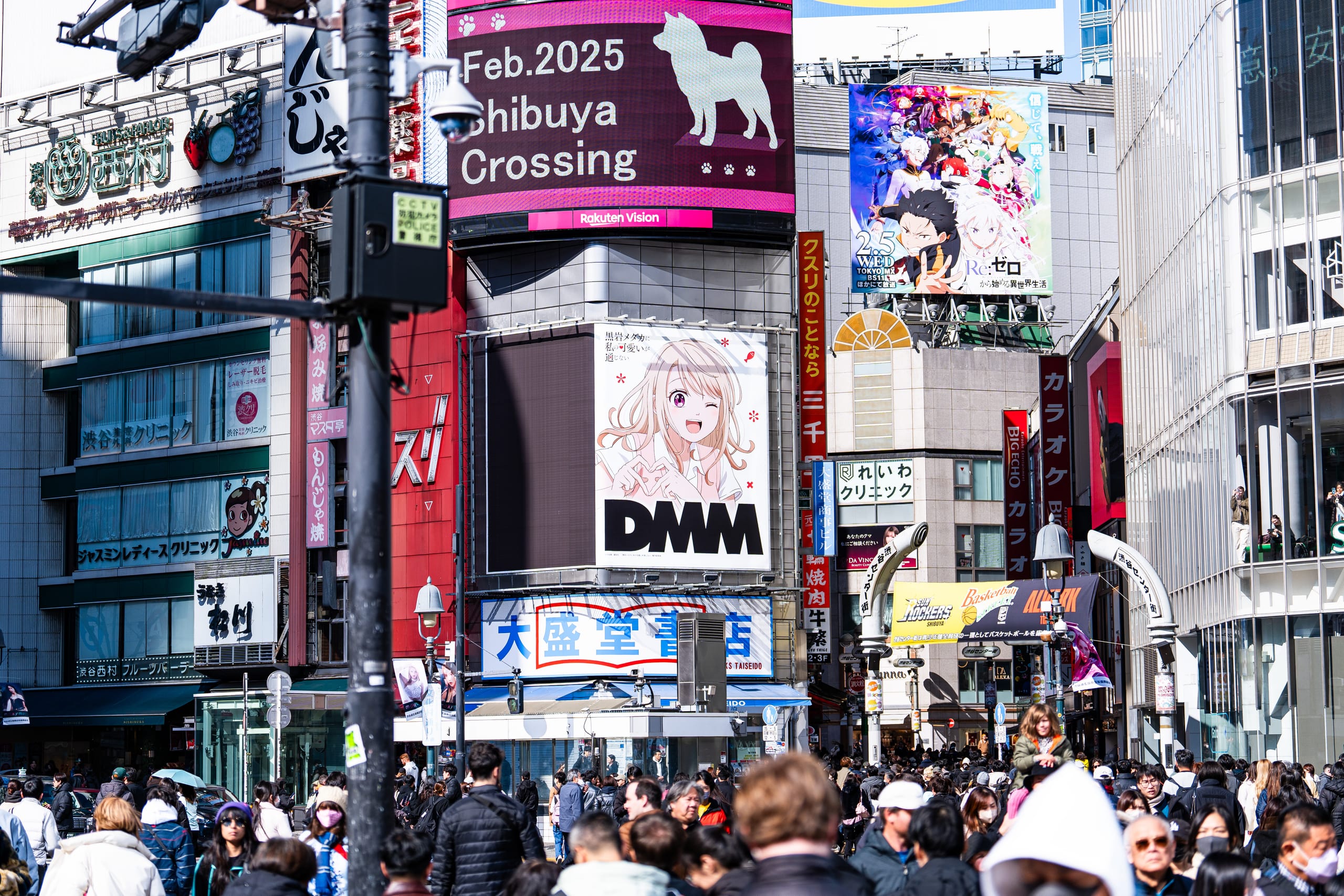 巨大电子屏和商业招牌包围着拥挤的城市路口。