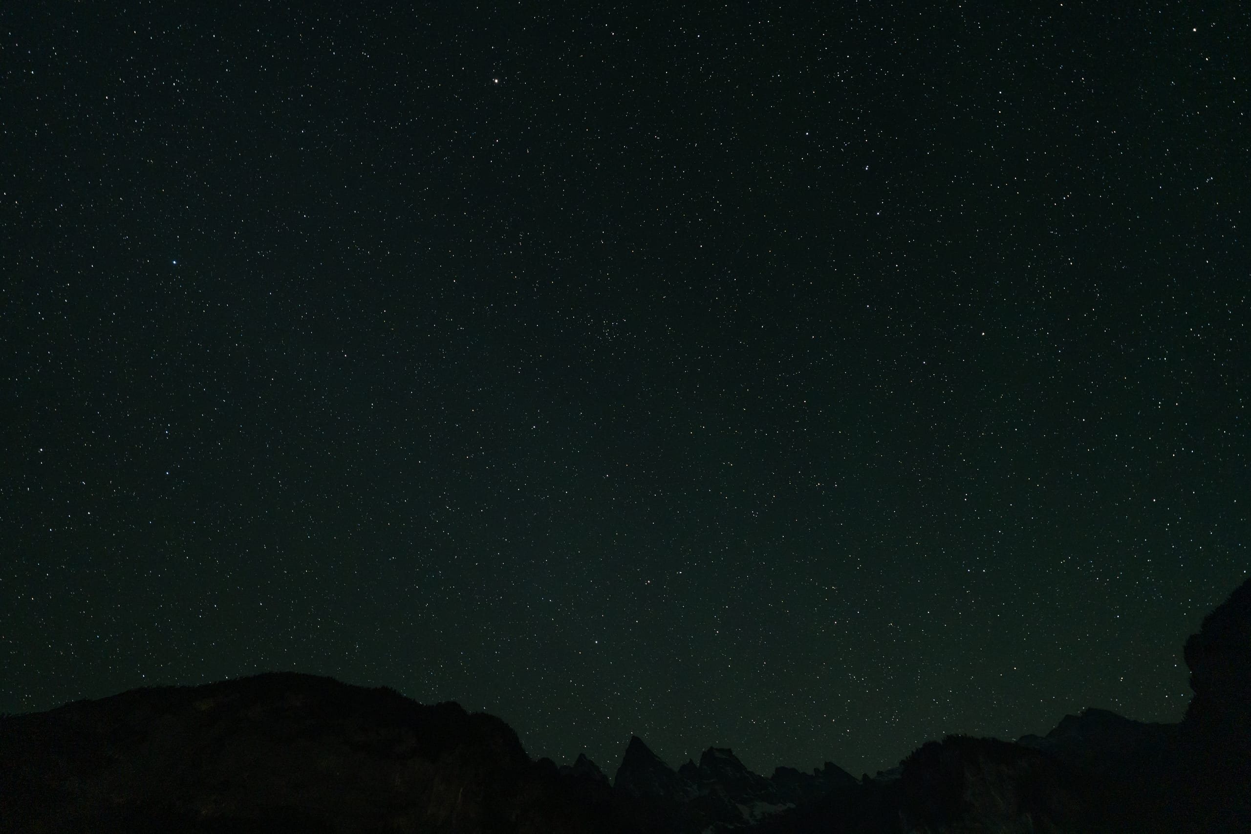 巴拉村上空布满繁星，北斗七星悬在深色山谷与远山剪影之上。