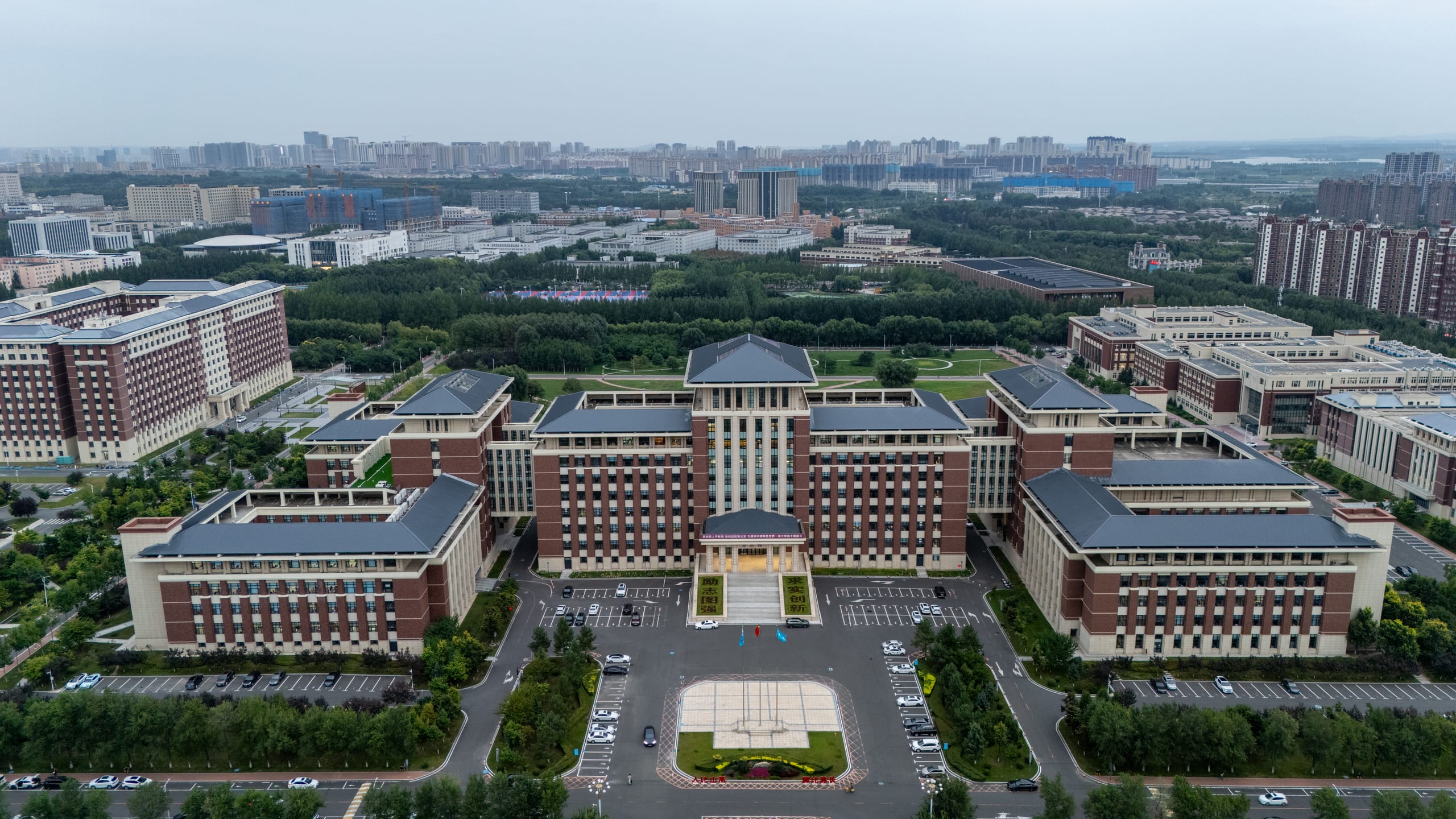 航拍视角下，吉林大学前卫校区的对称建筑群向城市街区延伸。